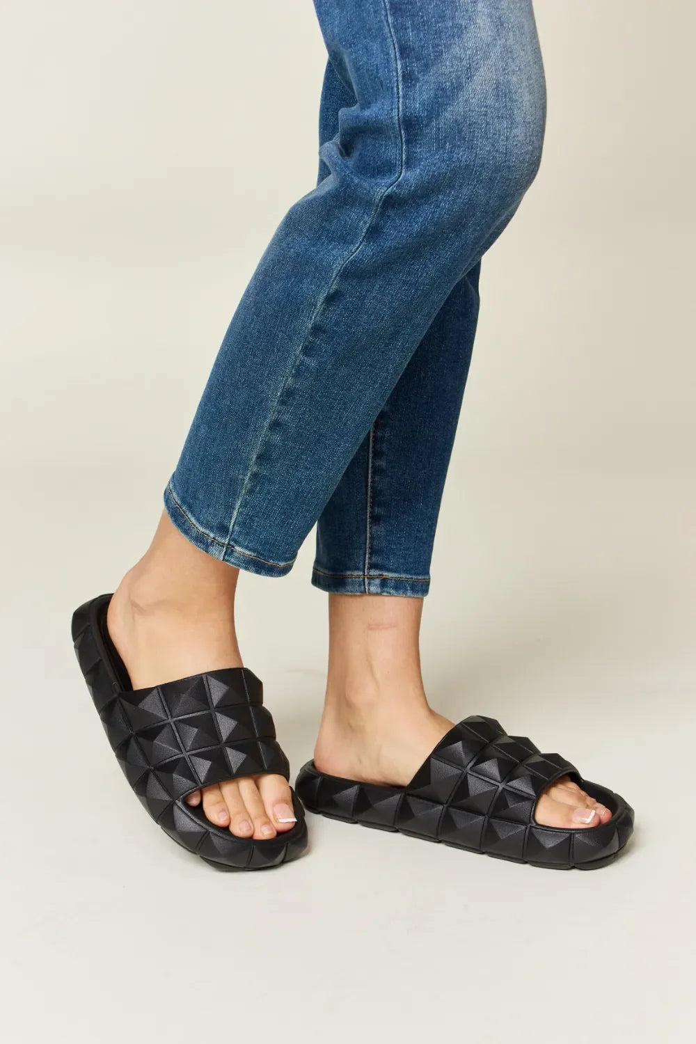 WILD DIVA Pyramid Stud Toe Band Footbed Sandals - tif-shop24.de
