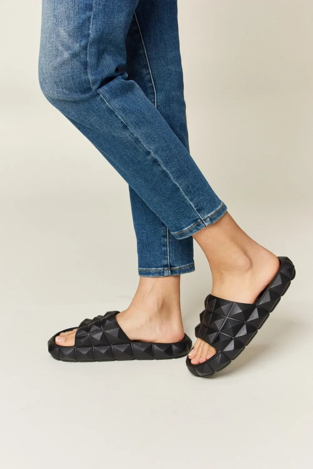 WILD DIVA Pyramid Stud Toe Band Footbed Sandals - tif-shop24.de