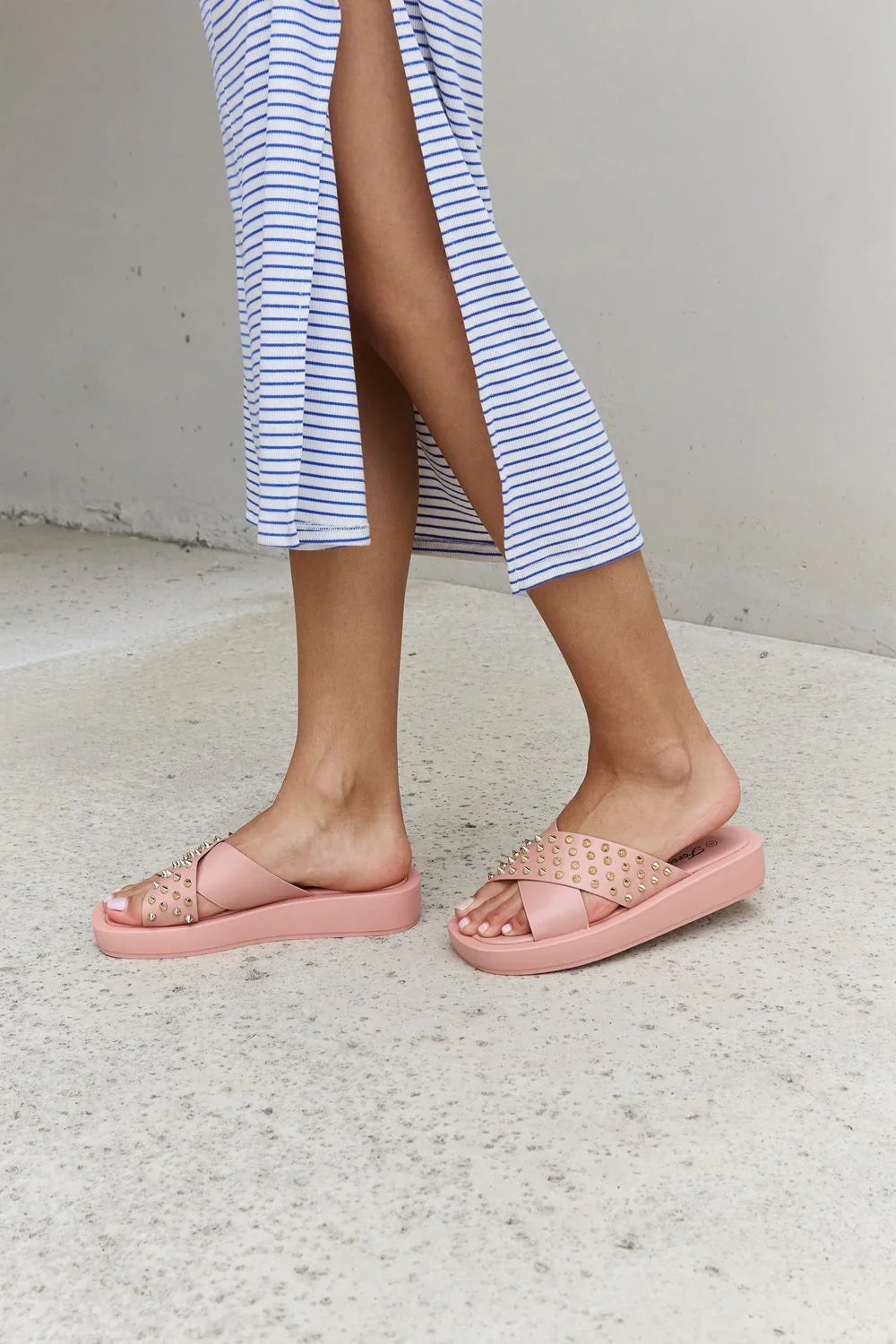 Forever Link Studded Cross Strap Sandals in Blush - tif-shop24.de