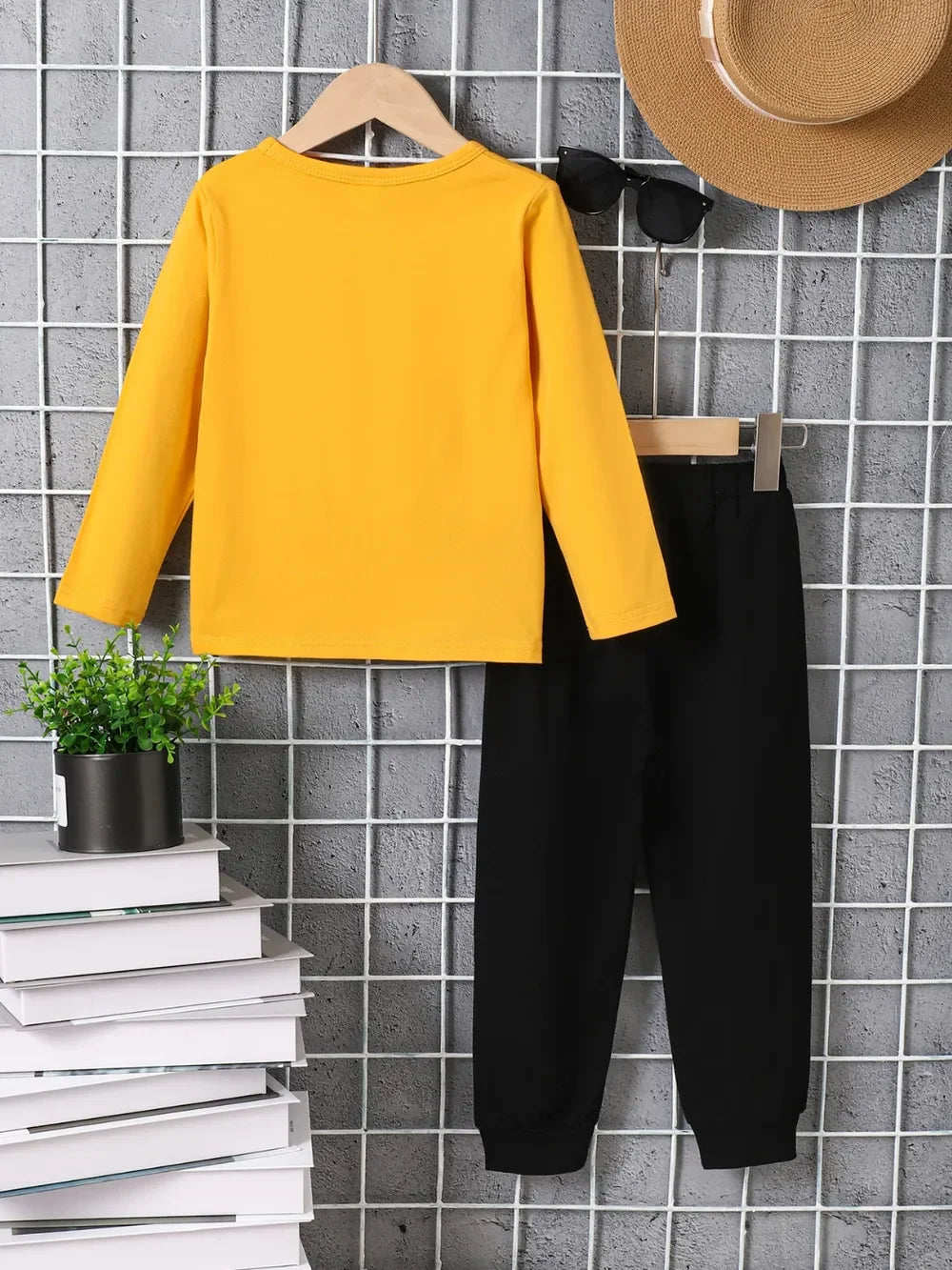 Kids Graphic Round Neck Long Sleeve Top and Pants Set - tif-shop24.de