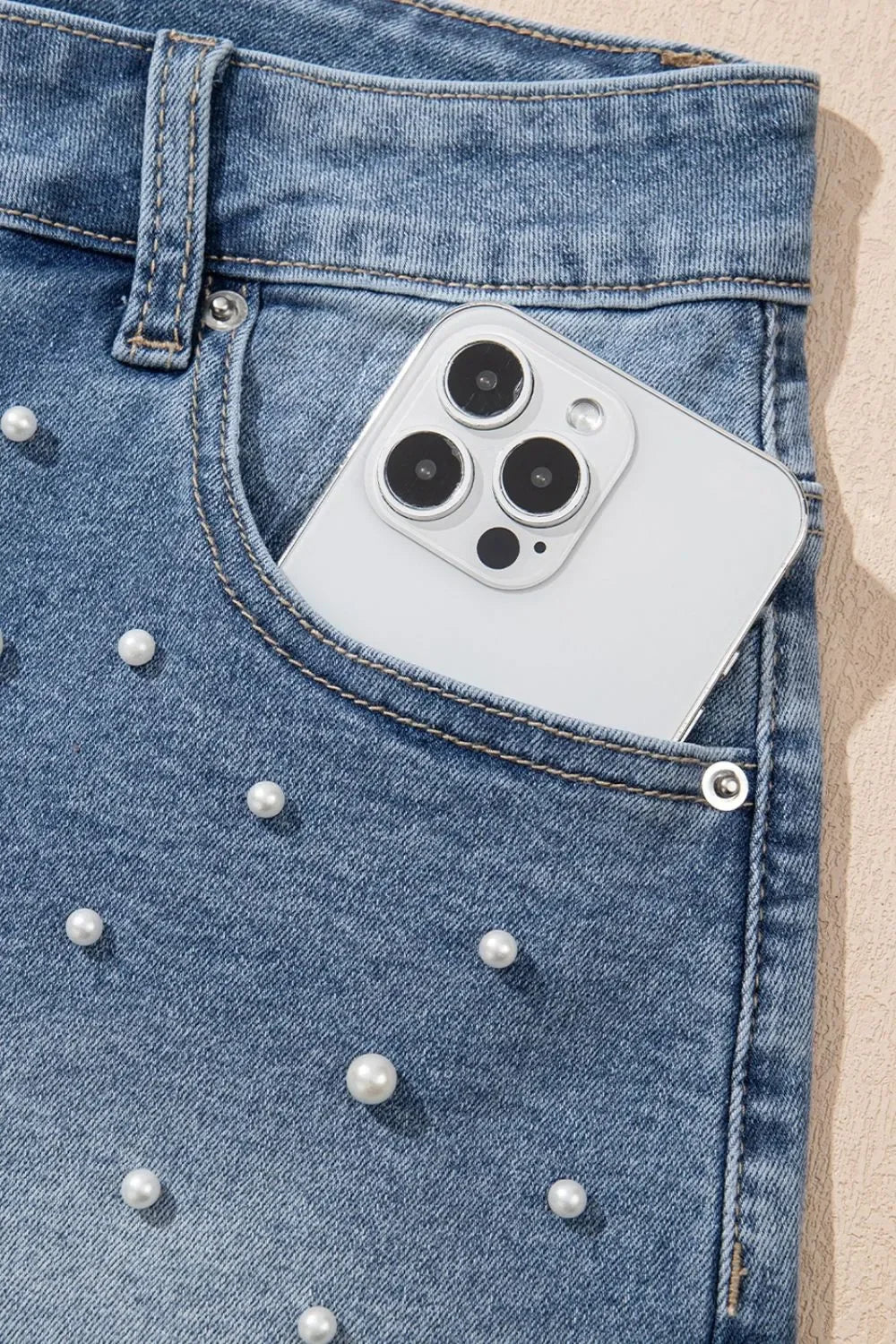 Pearl Beaded Raw Hem Wash Denim Shorts - tif-shop24.de