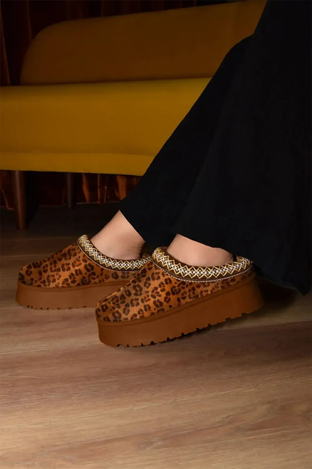 WILD DIVA Embroidered Trim Round Toe Platform Boots - tif-shop24.de