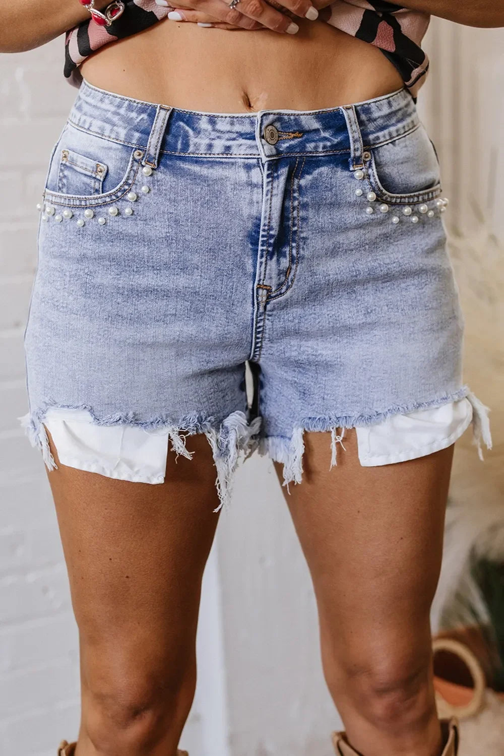 Pearl Studded Pockets Raw Hem Denim Shorts - tif-shop24.de