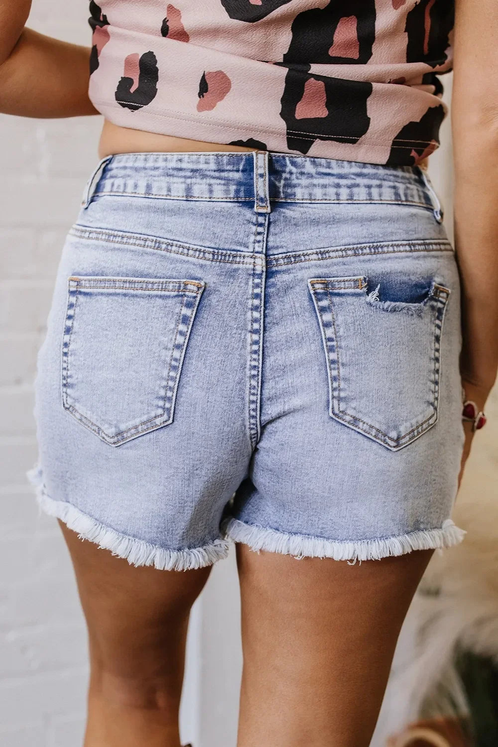 Pearl Studded Pockets Raw Hem Denim Shorts - tif-shop24.de