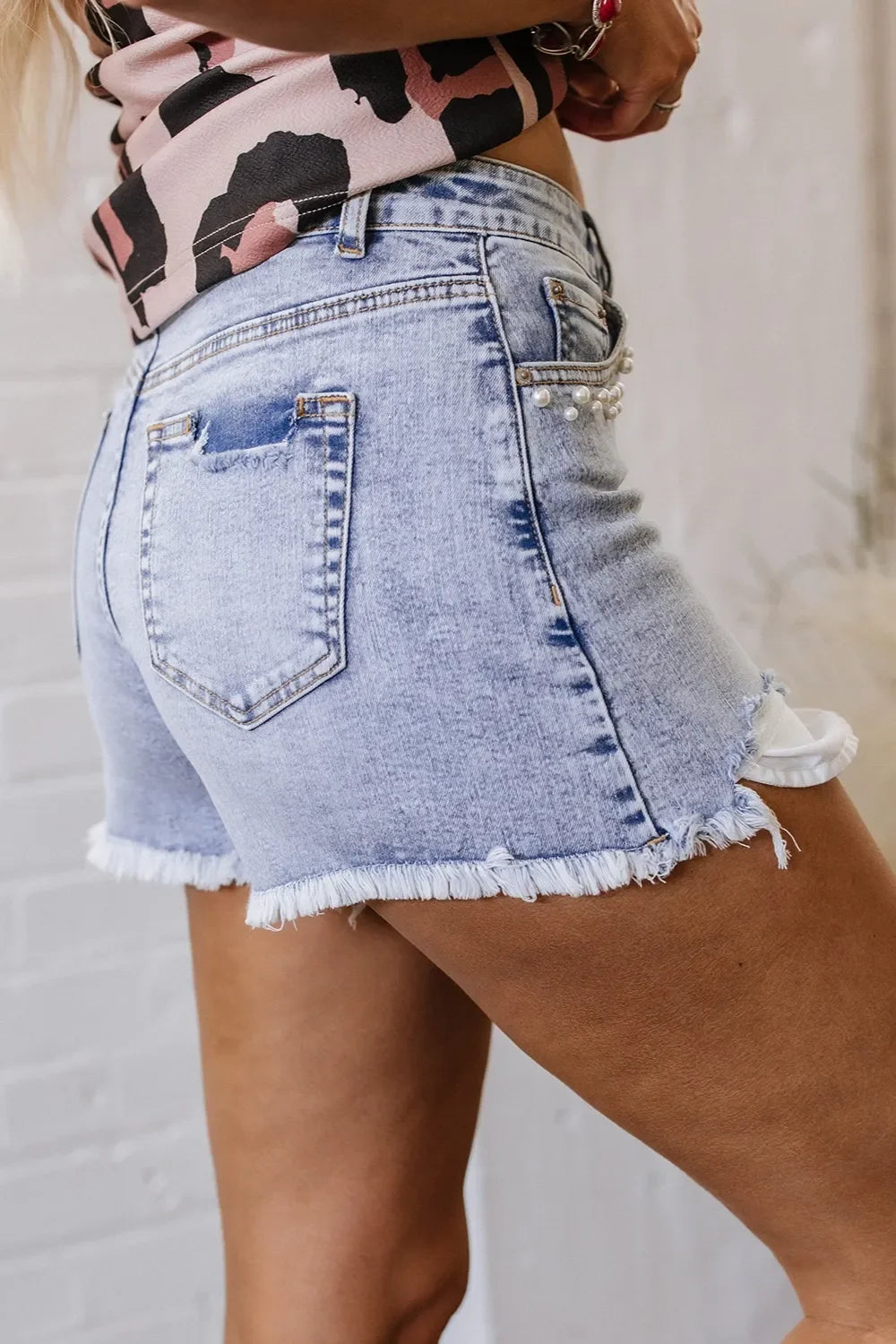 Pearl Studded Pockets Raw Hem Denim Shorts - tif-shop24.de