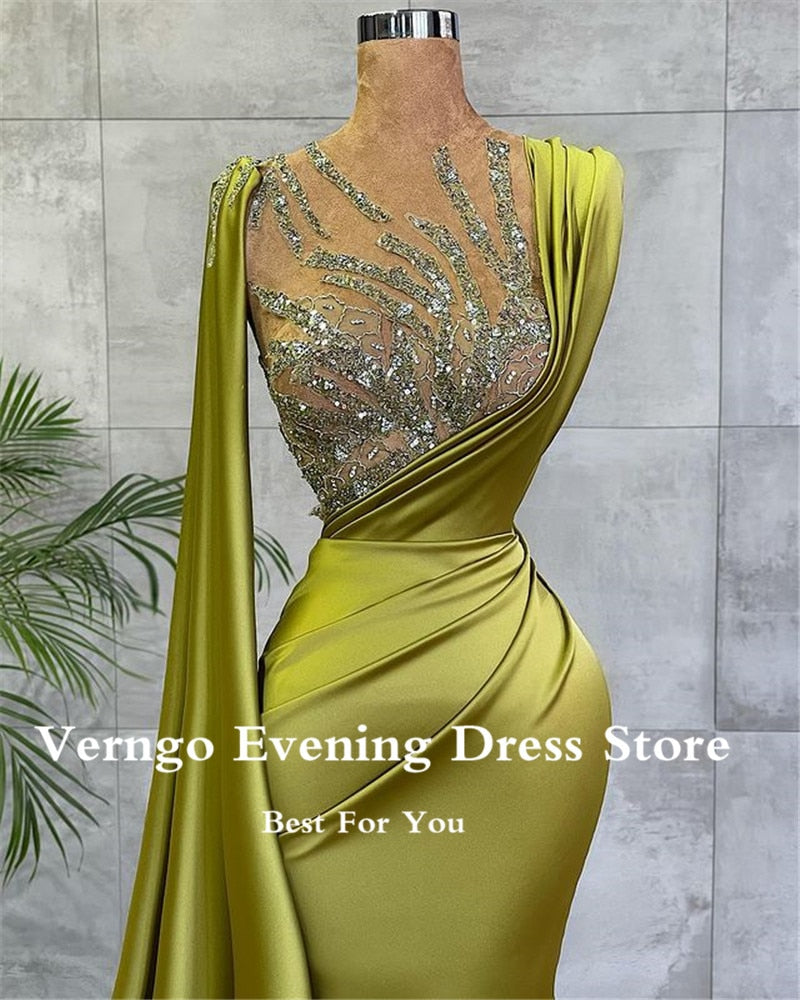 Verngo 2021 Olive Grün Satin Meerjungfrau Abendkleider Lange Cape Falten Spitze Prom Kleider Luxus Dubai Formale Ereignis Kleid tif-shop24.de