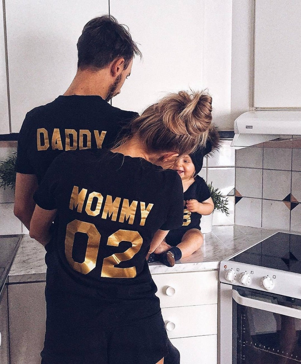 Familien passende Baumwolle T-Shirt DADDY MOMMY KID BABY Lustige Buchstaben Druck Nummer Tops T-Shirts Sommer tif shop 24.de
