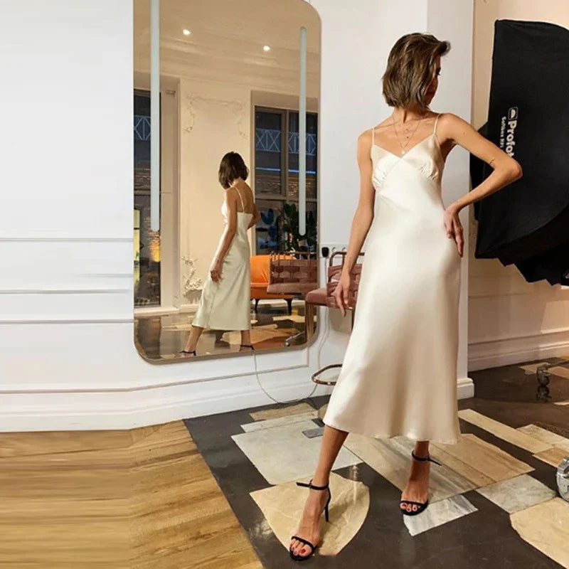 Satin V‑Neck Satin Slip Dress — Spaghetti Straps, Elegant Straight Silhouette | tif-shop24.de